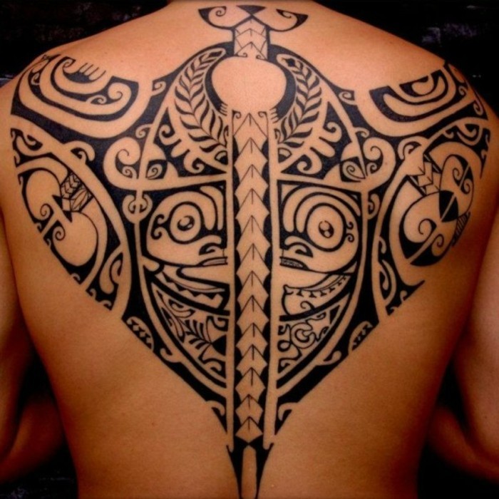 毛利人的图案背纹身男子