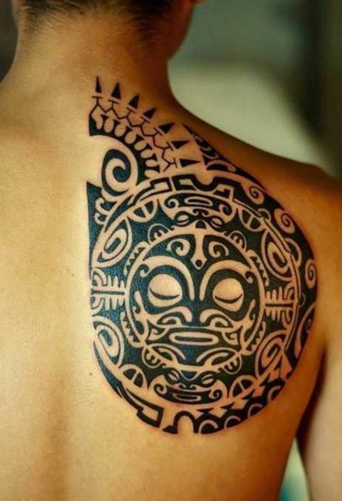 毛利人纹身男子纹身脖子的脖子