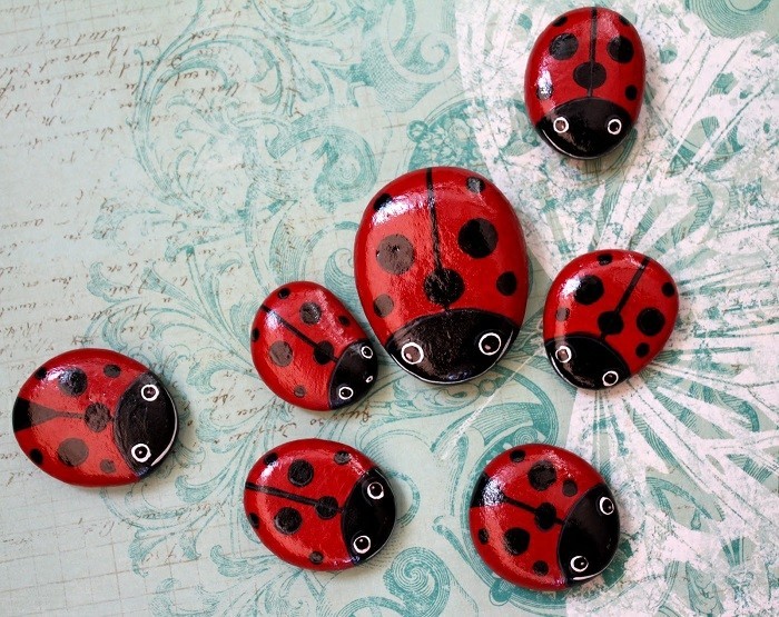 Ladybug kameny maloval nápad pro děti