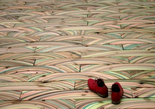大理石样的地板，木质鞋红