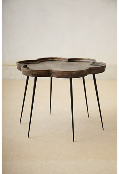 摩洛哥模式与薄金属腿的咖啡桌