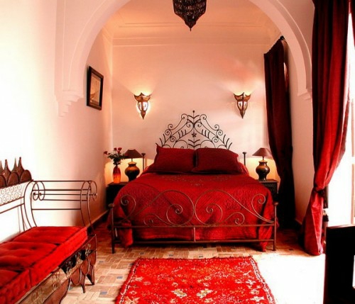 Μαροκινή ιδέα σχεδιασμού υπνοδωματίου κόκκινο χρώμα