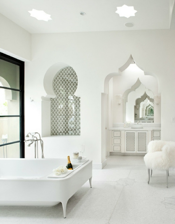 Scaun de blană din casa de marocan și o baie spațioasă