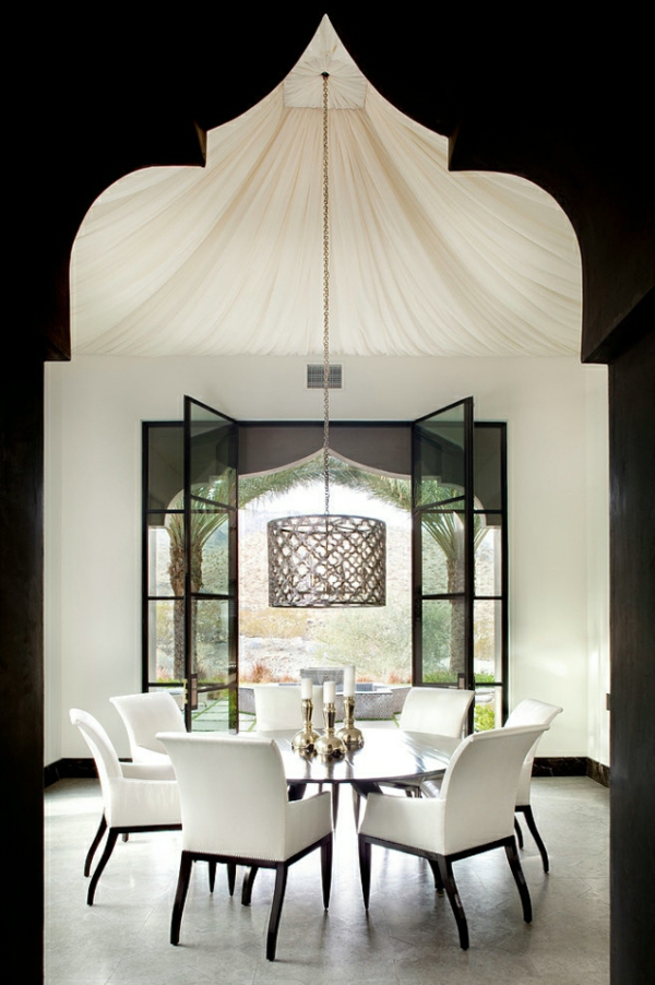 Marokkansk elegant hus rundt spisebord og metall anheng lampe