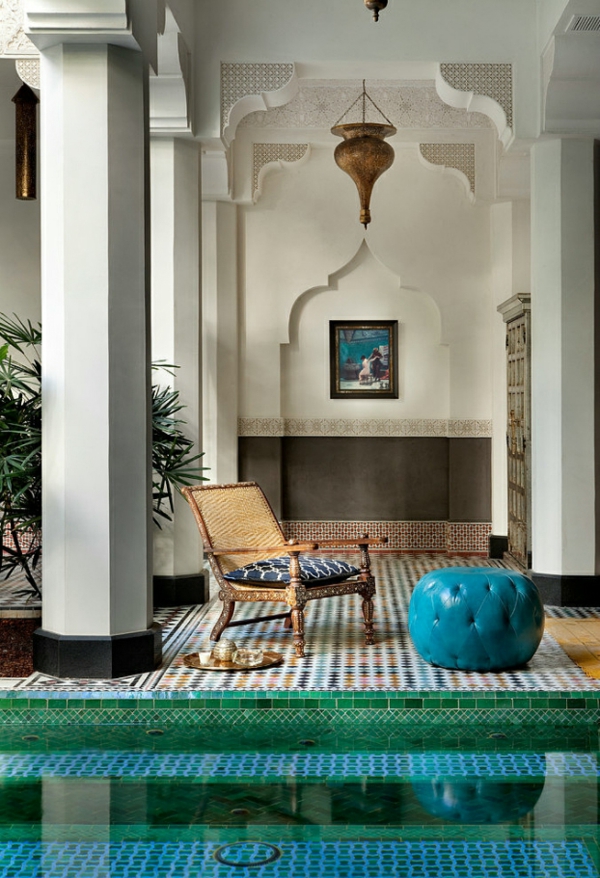 Marokkansk hus rundt læderstole i turkis