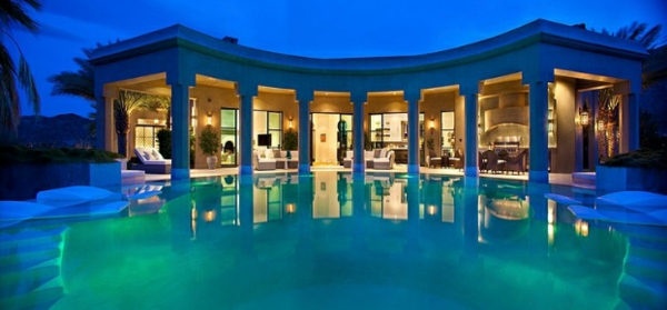 Moroccan house, round pool and pillars