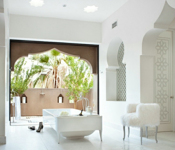 Passage de la maison marocaine houle entre salle de bain et véranda