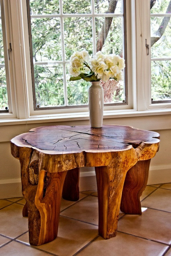 实木树干涂漆的桌子