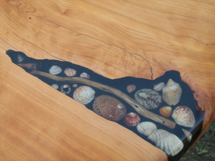 Woodcraft de madera maciza Por diseño, las grietas se llenan de conchas