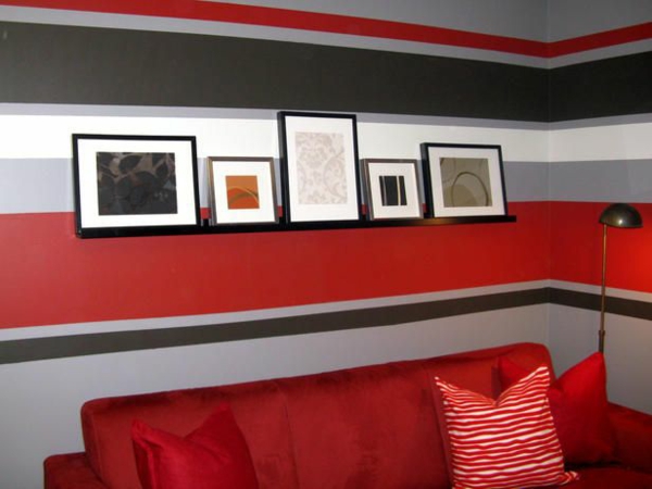 многоцветни хоризонтални ивици в червения диван в хола
