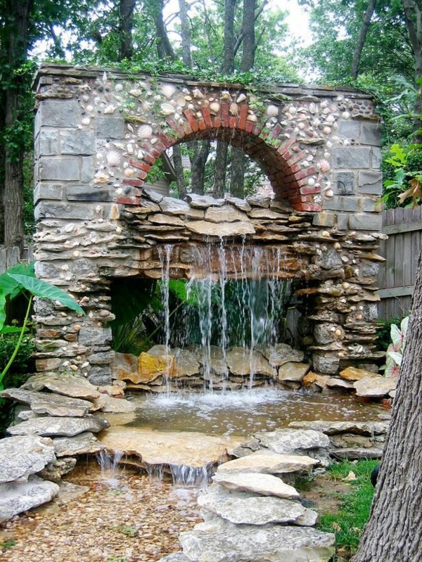 prachtige tuin waterval stenen muur