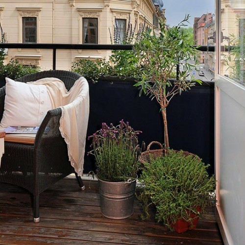 útulný balkon nápad židle polštář pohodlný čtení koutek čerstvého vzduchu balkon