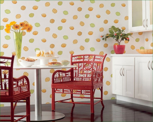 метални столове червени цветя тапети в кухнята лимони орнаменти идея