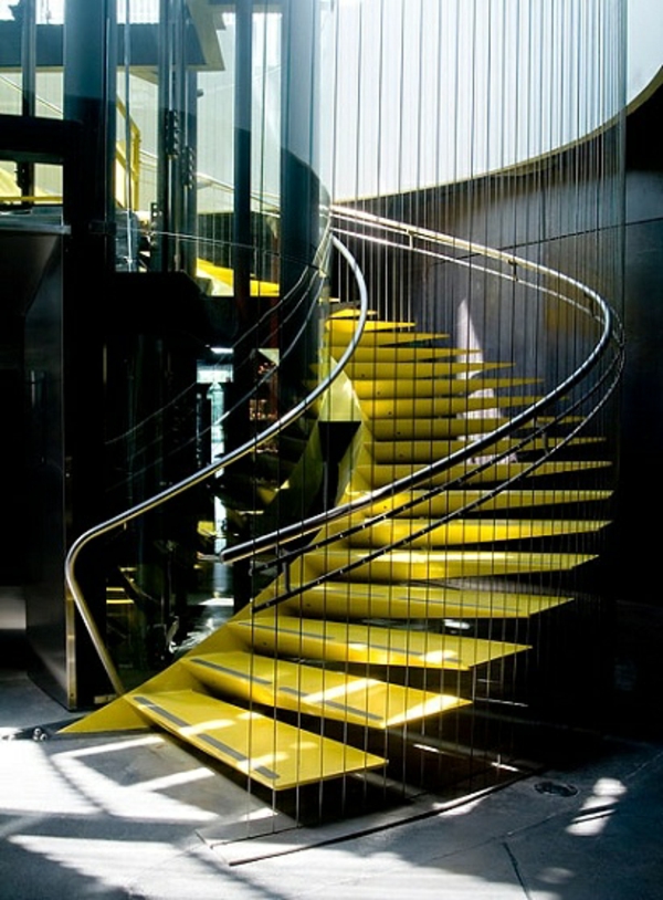 πλαισιώνοντας κίτρινες μεταλλικές σκάλες