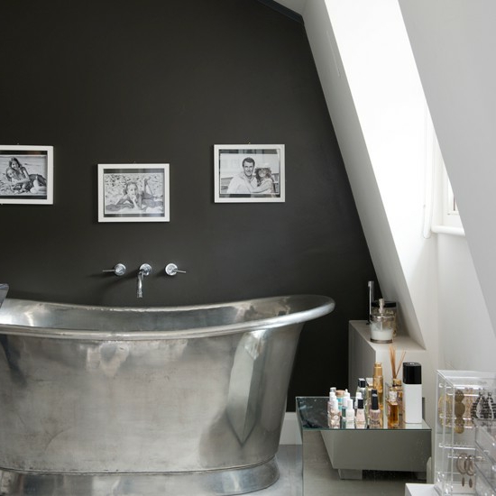 金属浴缸黑色的墙壁浴室