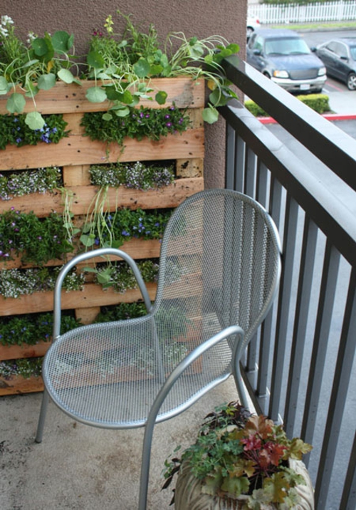 metalen roosterstoel zilveren bloembak hout gezellig balkon idee comfortabele stad