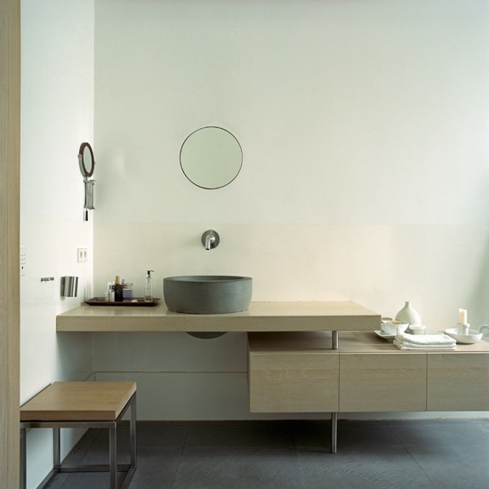 minimalistinis sandėliuojamas tualetas, švarios linijos