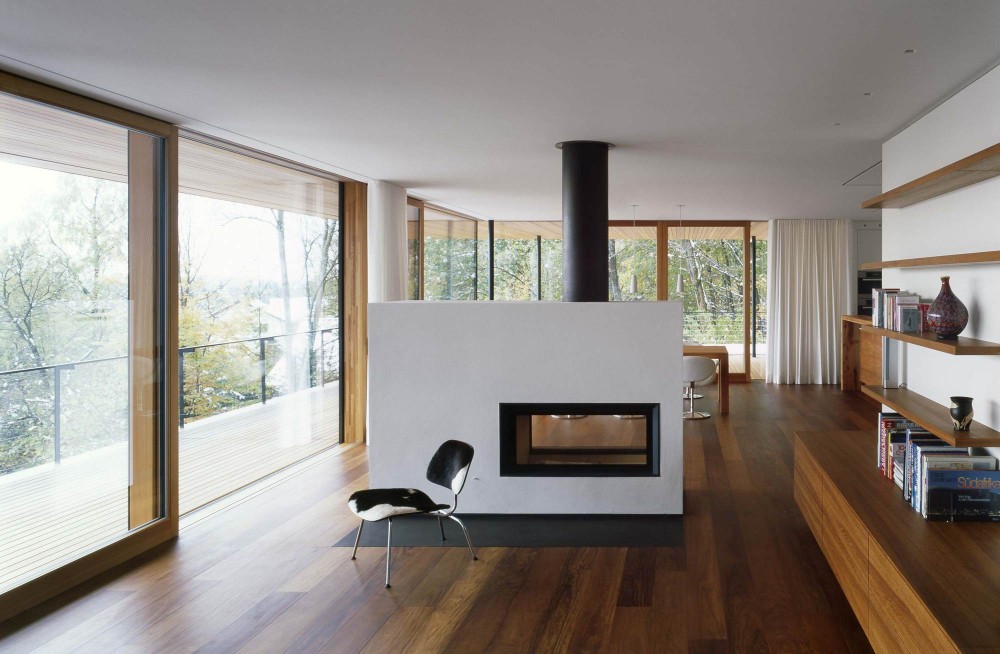 минималистичен дървен под, бяла камина, печка, дневна зона