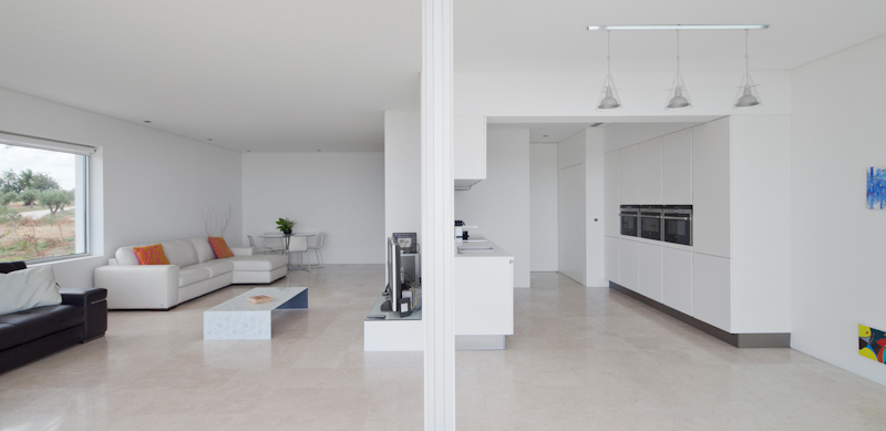minimalistinė virtuvės svetainė šiuolaikiška balta