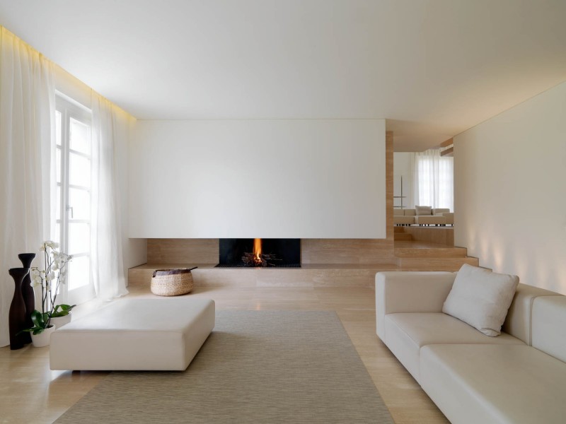 minimalistický bílý obývací pokoj pohodlně uvolňující