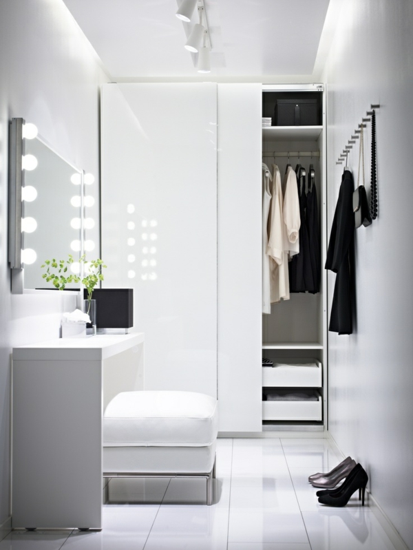 minimalistisk omkledningsrom sette opp klesskapsmøbler