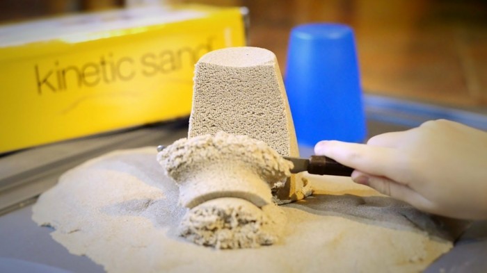 play with kinetic sand child play ideas