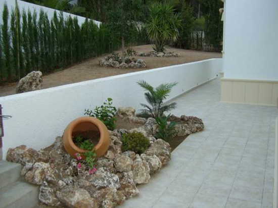toque mediterráneo ideas de jardinería ciprés palmas