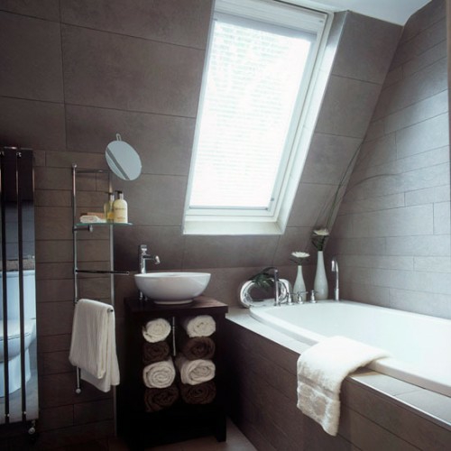 σύγχρονα παράθυρα οροφής μπάνιο σοφίτα πετσέτες μπάνιου