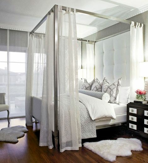 moderne blanke sengetøj med metal baldakiner