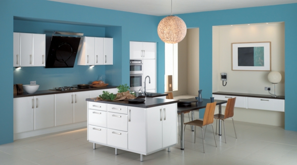 Moderní kuchyňská linka na desce interiéru design modré stěny