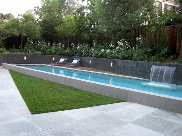 басейн с пейзаж басейн в градината водопад