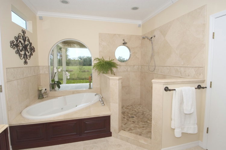 moderní koupelna sprchový kout vana koupelna dlažba travertinové dlaždice