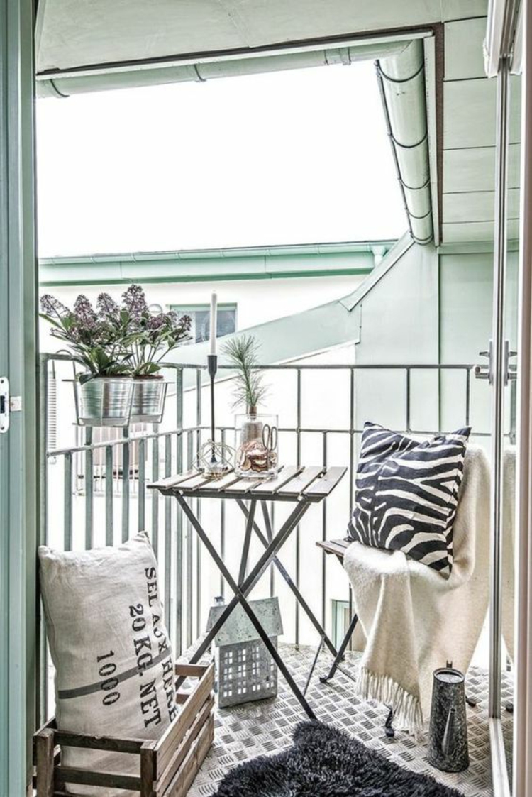 modern terras design foto's balkonmeubilair klaptafel houten kisten kussens