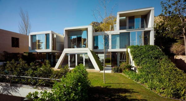 модерна архитектура фасади дизайн семейна къща тревата градина растения устойчиво строителство
