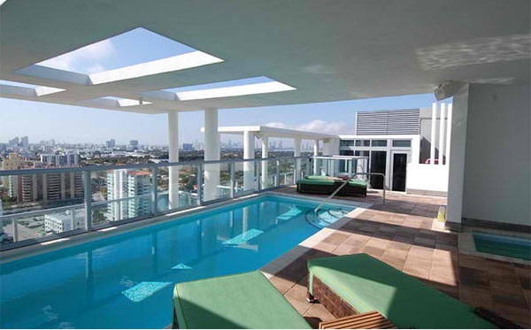 moderne architectuur dak zwembad dakterras meubilair ligbedden rotan