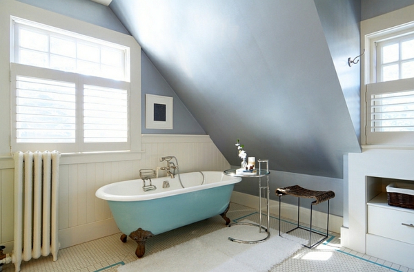 moderni kylpyhuone perustaa vapaasti sinisen sivupöydän
