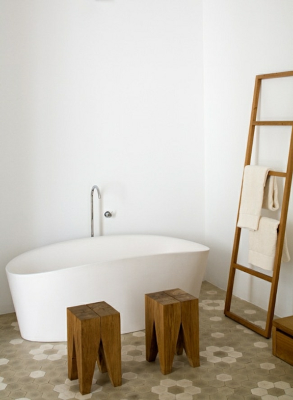 μοντέρνο μπάνιο ανεξάρτητη μπανιέρα ξύλινη σκάλα επίπλων πετσετών