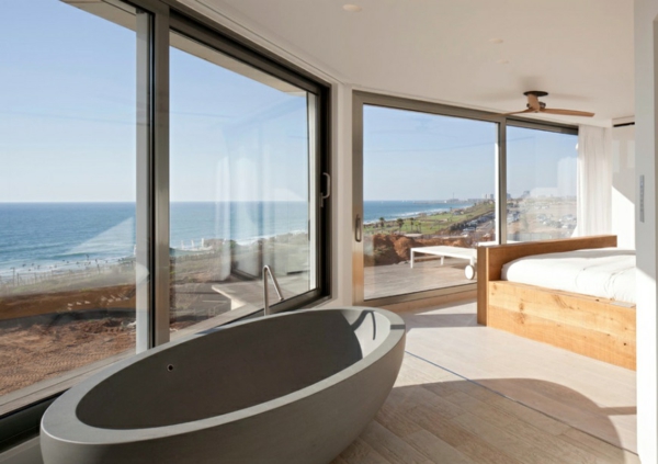 Moderne badeværelse i skandinavisk stil fritstående badekar