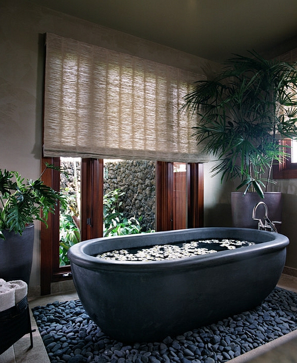 модерна баня черна вана свободностоящи камъчета ратан
