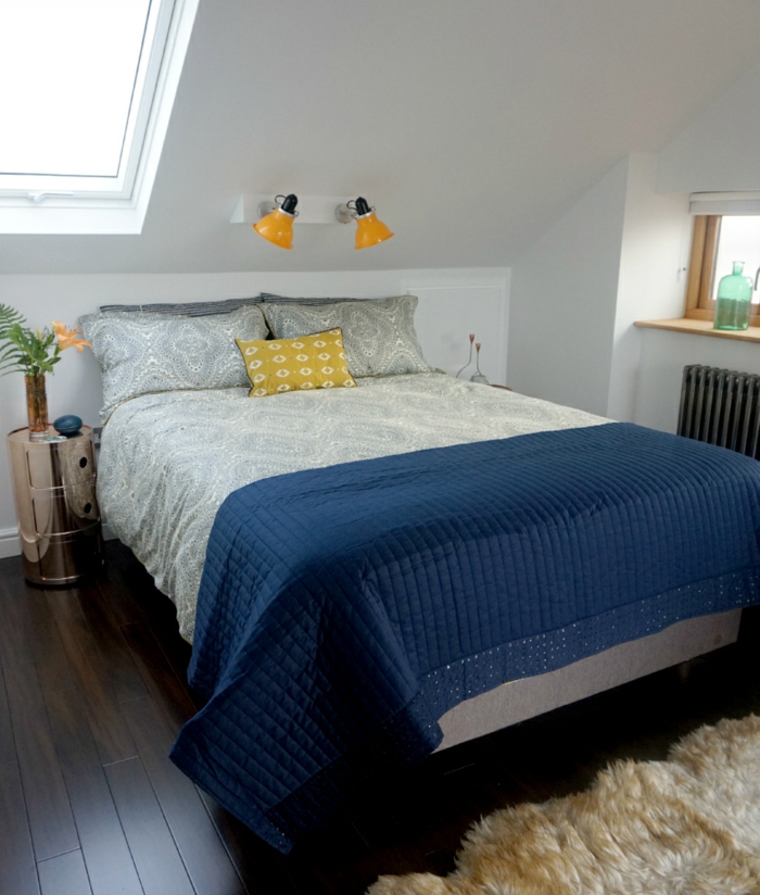 suelo moderno dormitorio acentos azules techo inclinado
