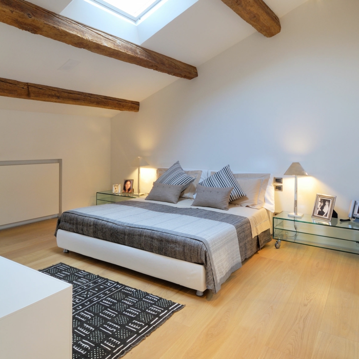 dormitorio moderno que equipa la lámpara de noche del piso de madera