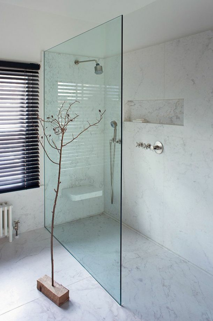 现代化的室内设计浴室配有步入式淋浴间