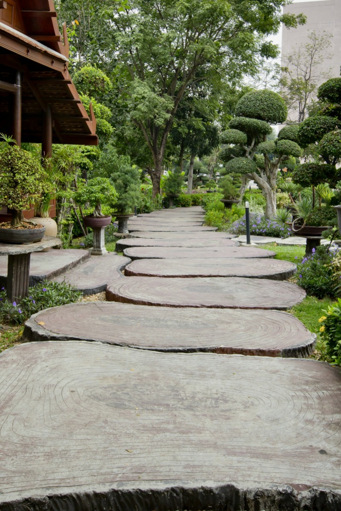 Moderní zahradní design s rámem kamenné zahrady Zahradní terénní úpravy s kamennými plátky kmene stromu