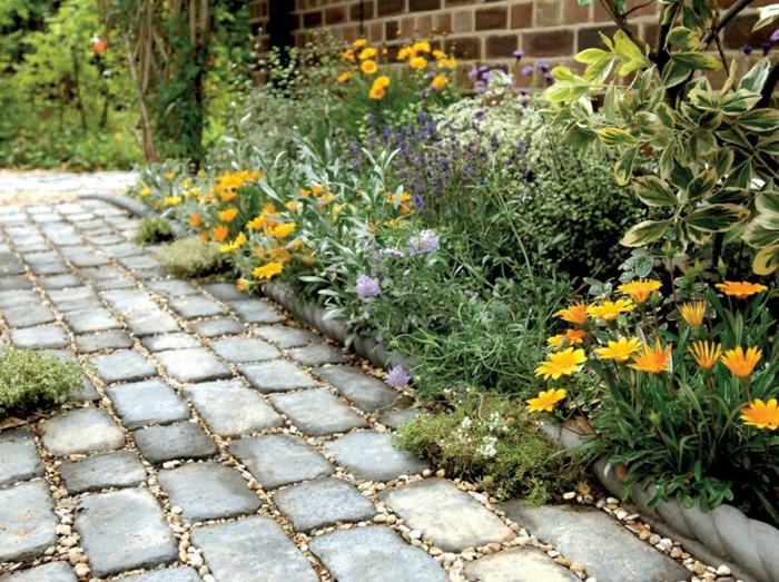 terénní úpravy s kamennou zahradou terénní úpravy zahrádka terénní úpravy s kameny zahradní cesta příklad