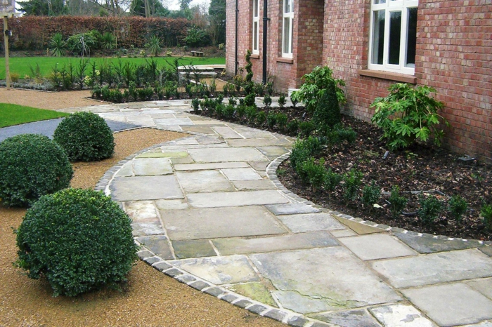 zahradní design s kamennou zahradou terénní úpravy zahrada upravená s kameny chodník