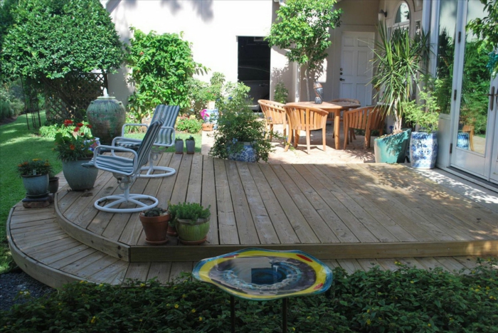 jardinage avec le jardin de pierre encadrant l'aménagement paysager de jardin avec des pierres planches de bois