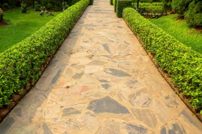 conception de jardin avec jardin en pierre encadrant l'aménagement paysager de jardin avec des pierres