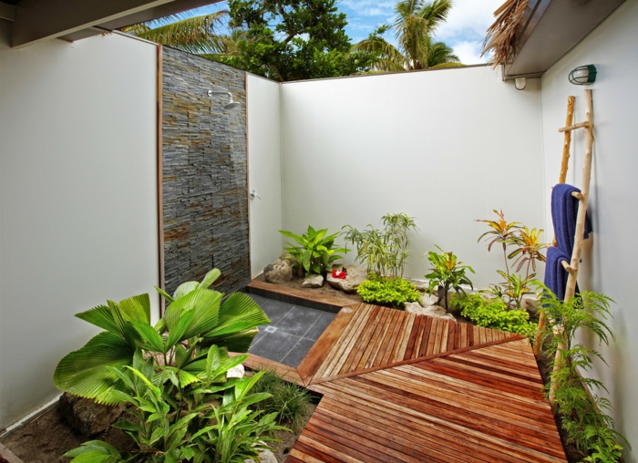Jardinería con estructura de jardín de piedra Jardinería con piedras con ducha