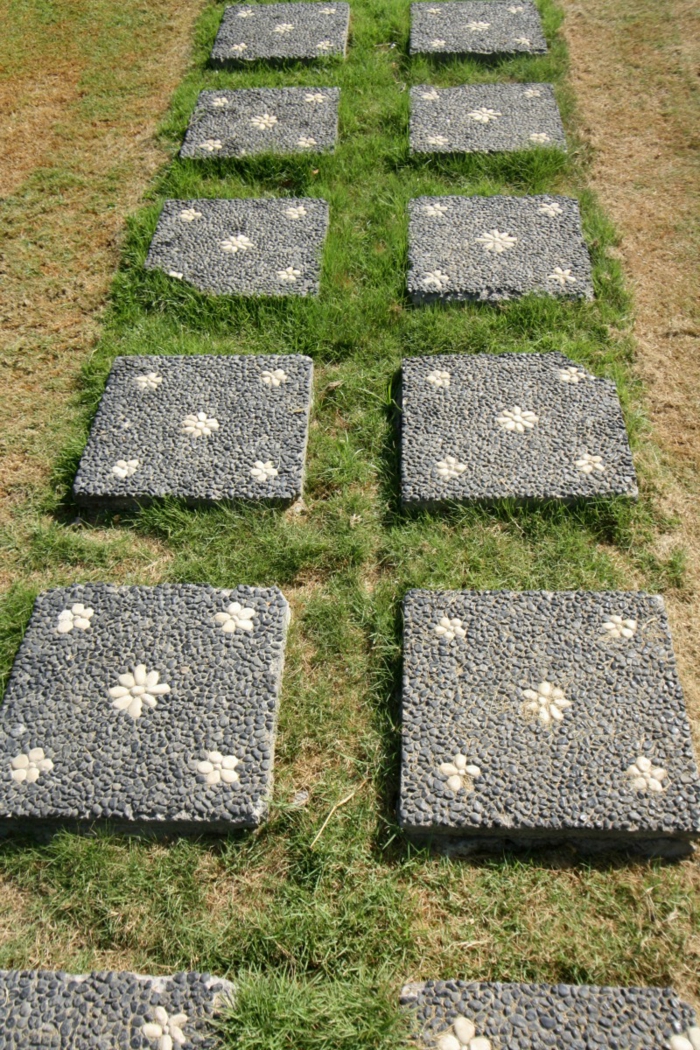 Jardinage avec jardin en pierre encadrant l'aménagement paysager de jardin avec des pierres