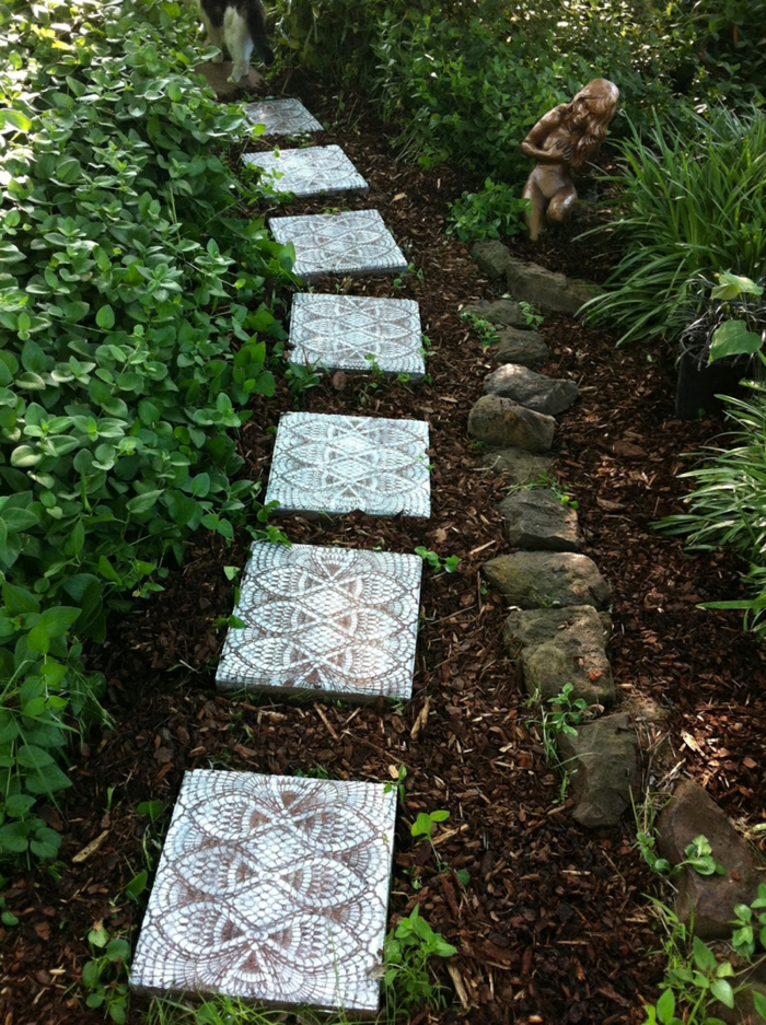 jardinage avec le jardin de pierre encadrant l'aménagement paysager de jardin avec des pierres crépus